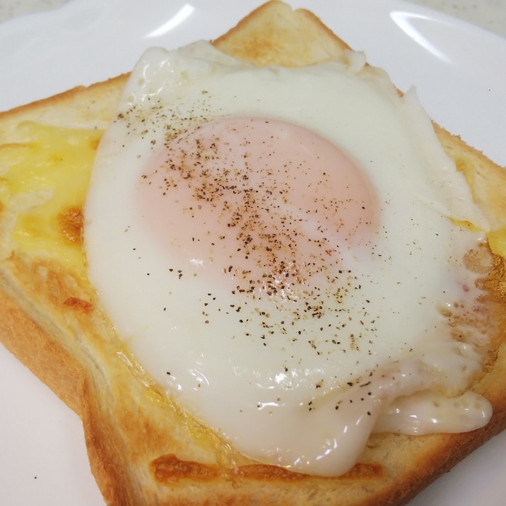 目玉焼きチーズトースト